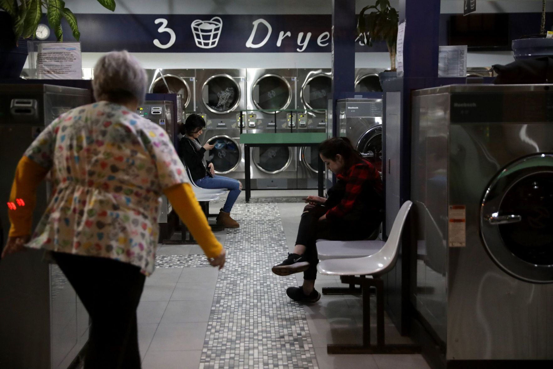 20210503-AMX-US-NEWS-LAUNDROMAT-VACCINES-CHICAGO-OFFICIALS-TRYING-1-TB.jpg